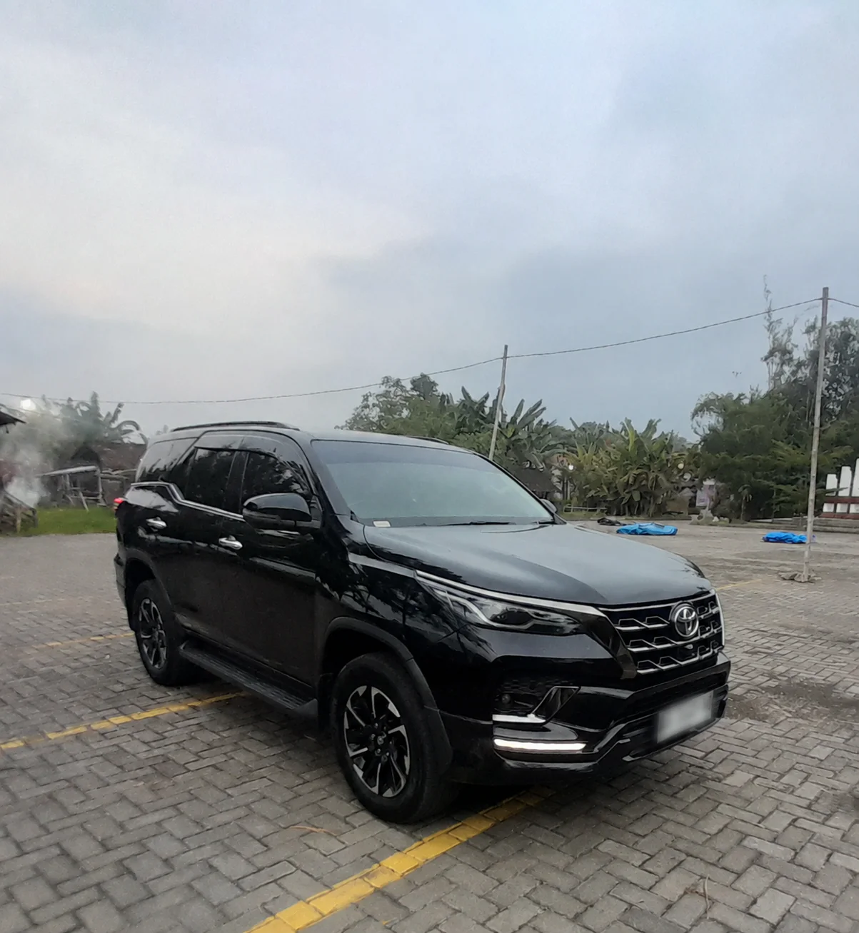 Toyota Fortuner VRZ GR hitam tampak depan tiga perempat